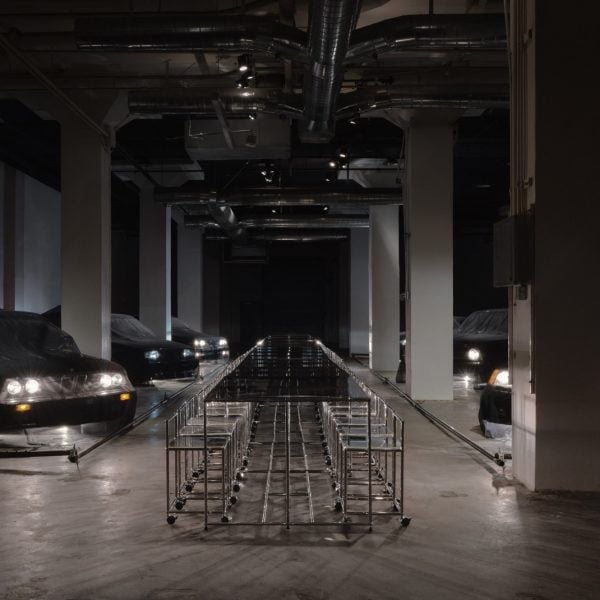 اتومبیل‌های سیاه دور مبلمان توسط Willo Perron در نمایشگاه Sized Selects