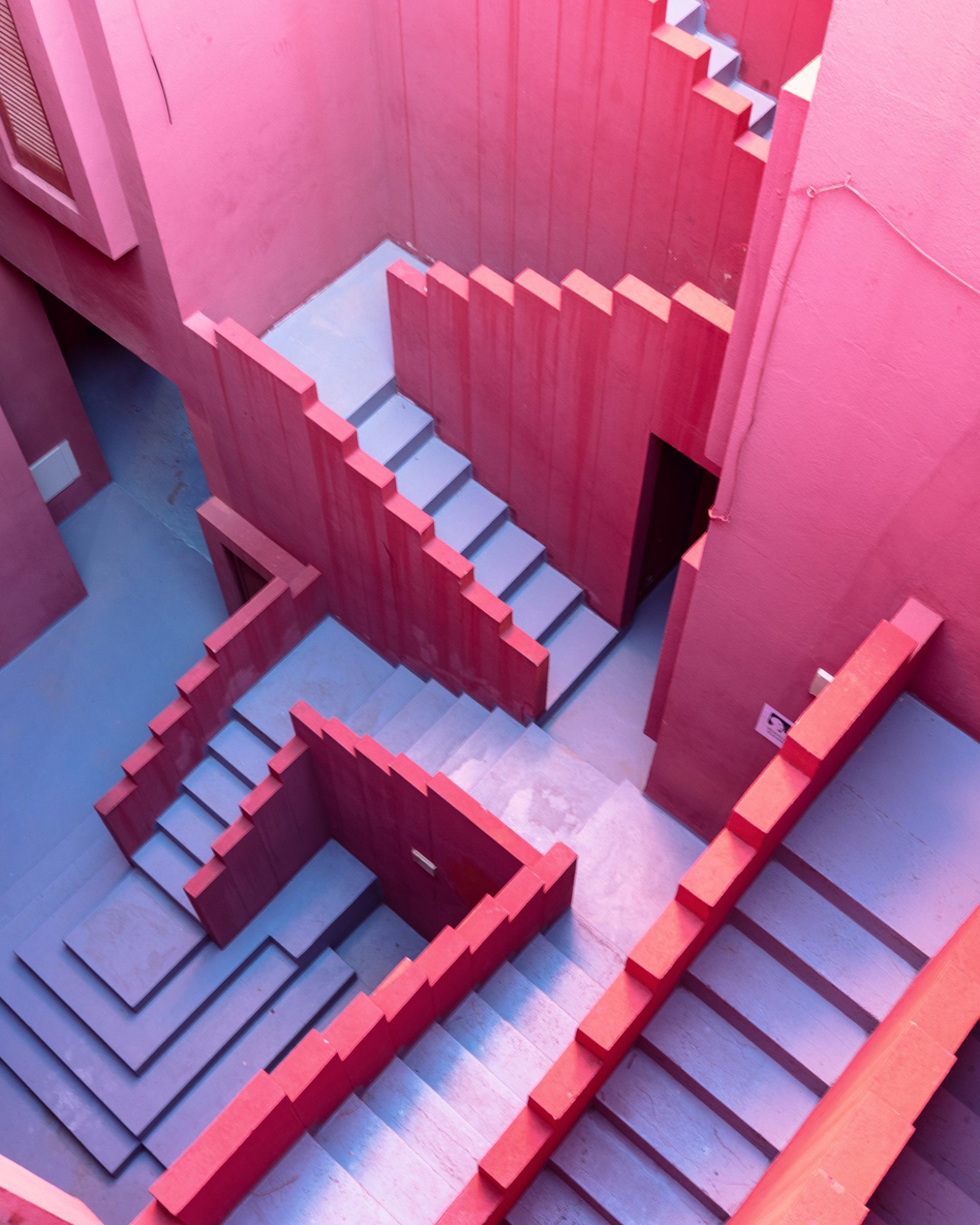 خنثی نیست: 8 پروژه جسورانه که جسورانه ترین رنگ های معماری مدرن را در بر می گیرد
