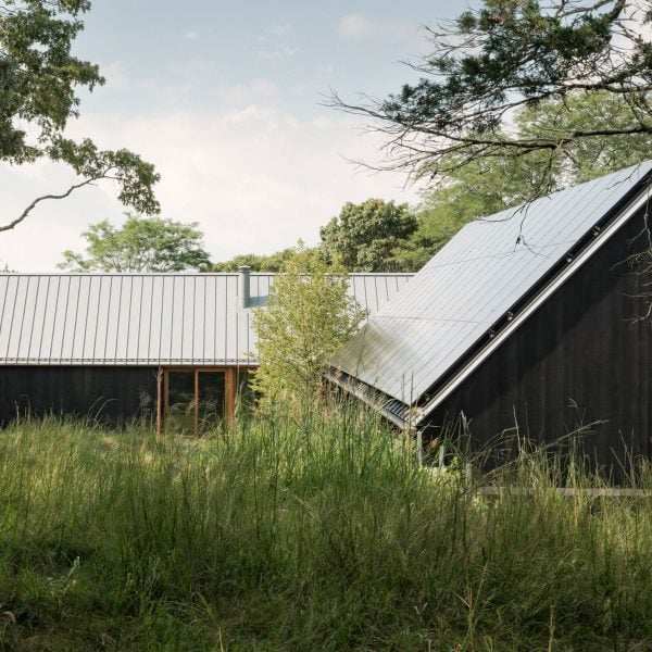 معماران دریاچه فلاتو برای طراحی خانه نورث فورک به انبارها نگاه می کنند