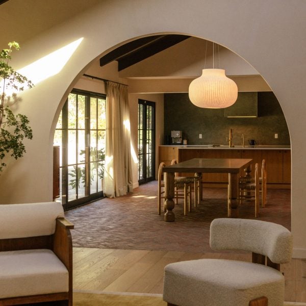 Working Holiday Studio پیچ و تاب به سبک hacienda به خانه اواسط قرن LA اضافه می کند
