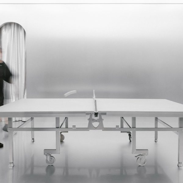 استودیو کراسبی سالن پینگ پنگ انعکاسی را در پاریس ایجاد می کند